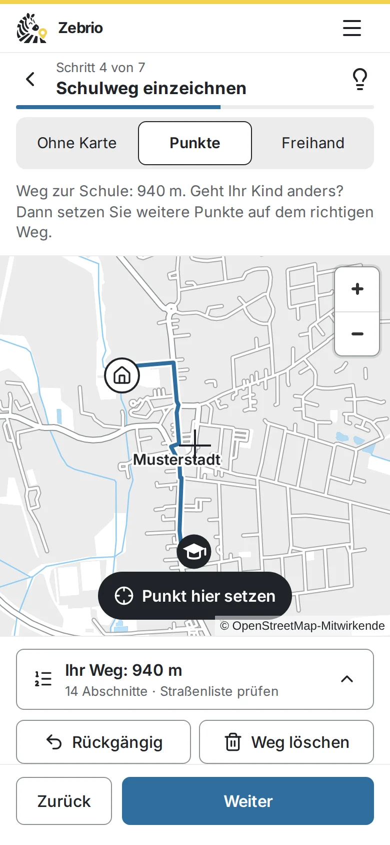 Bildschirmfoto der Befragung auf dem Handy: Schritt 4 von 7, „Schulweg einzeichnen“, mit einem Weg vom Zuhause zur Schule auf der Karte der Demo-Stadt.